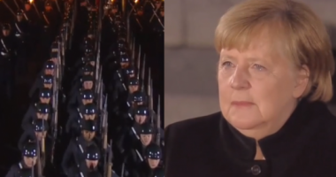 GJERMANI/ Merkel e emocionuar në ceremoninë e lamtumirës pas 16 vitesh në pushtet