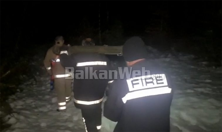 AKSIDENTI NË PUKË/ Me barelë në krahë mes borës, shihni operacionin e policisë dhe zjarrfikësve (VIDEO)