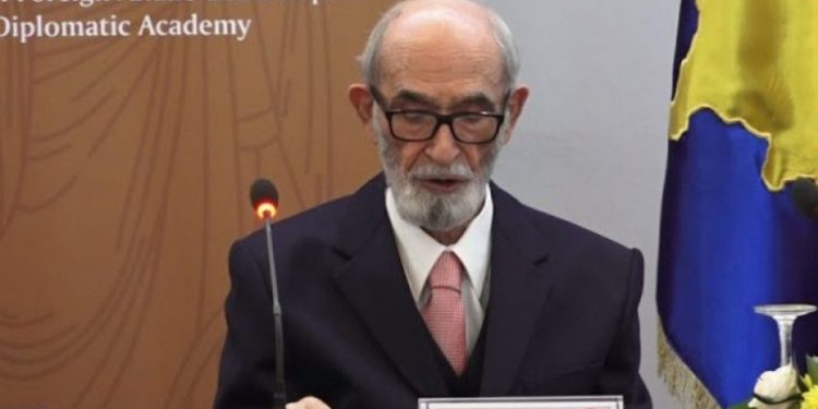 “TË NDALET SHPOPULLIMI I TROJEVE”/ Rexhep Qosja: Çështja kombëtare shqiptare pjesërisht e përmirësuar