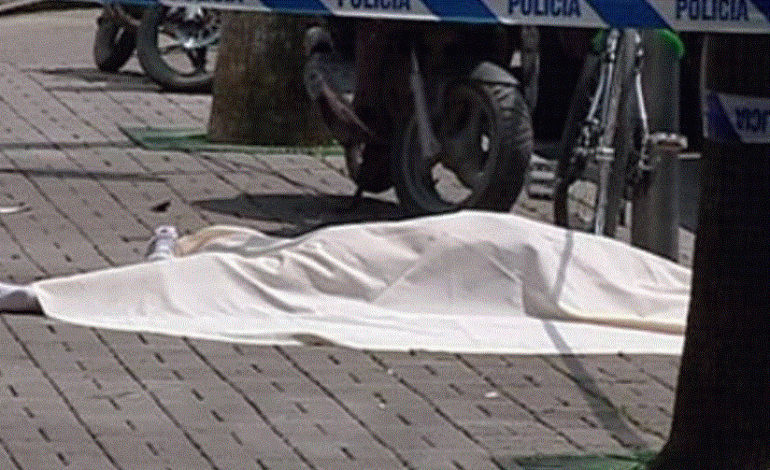 TRONDITËSE NË TIRANË/ Gruaja hidhet nga pallati te “Xhamia e Tabakëve”