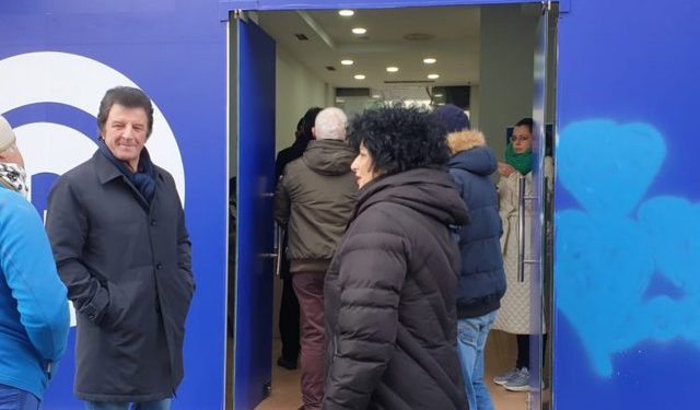 DALIN FOTOT/ Edhe Sali Lusha voton për shkarkimin e Lulzim Bashës në referendumin e Berishës