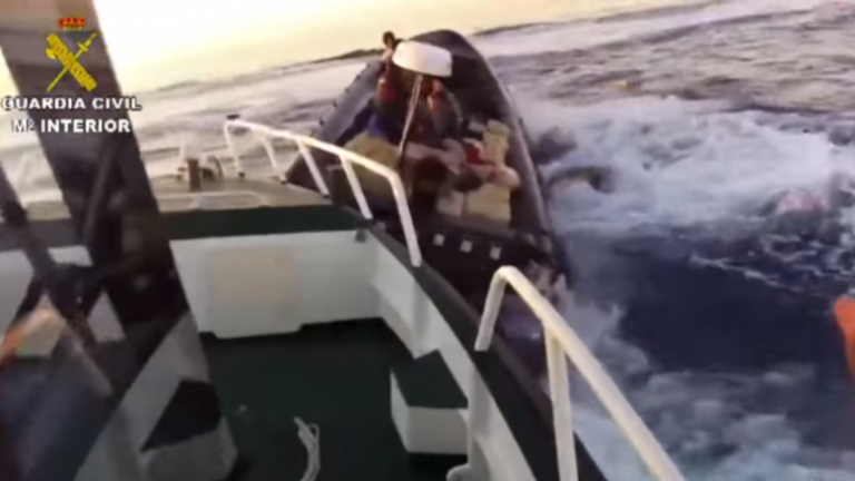 SEKUESTROHEN 2.5 TONË HASHASH/ Policia i vihet pas skafit të mbushur me drogë në Spanjë, arrestohen 6 trafikantë (VIDEO)
