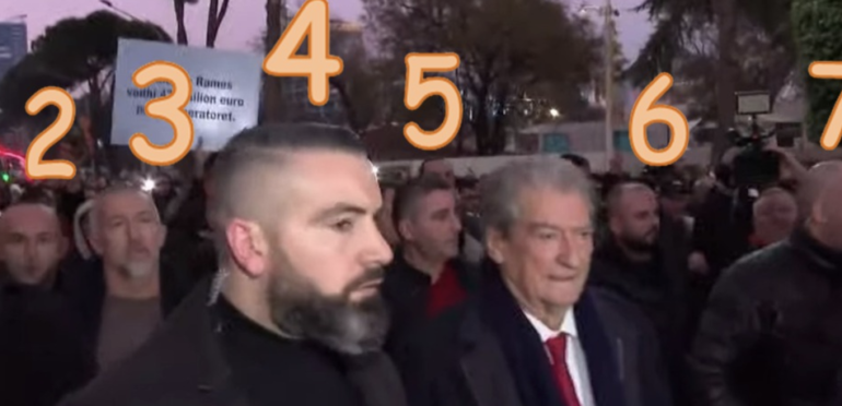 PIKANTE NGA PROTESTA/ Berisha rrethohet nga TETË badigardë, kryeson Erzen Breçani