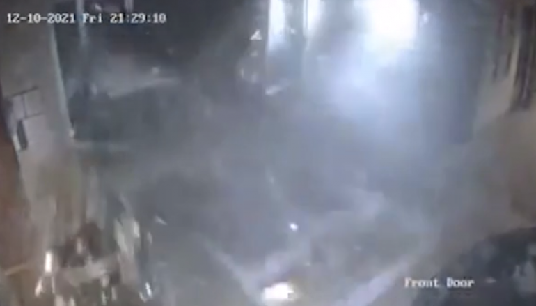 PAMJE DRAMATIKE/ Momenti kur tornado “shpërthen” në një bankë amerikane, shihni si fluturojnë gjërat
