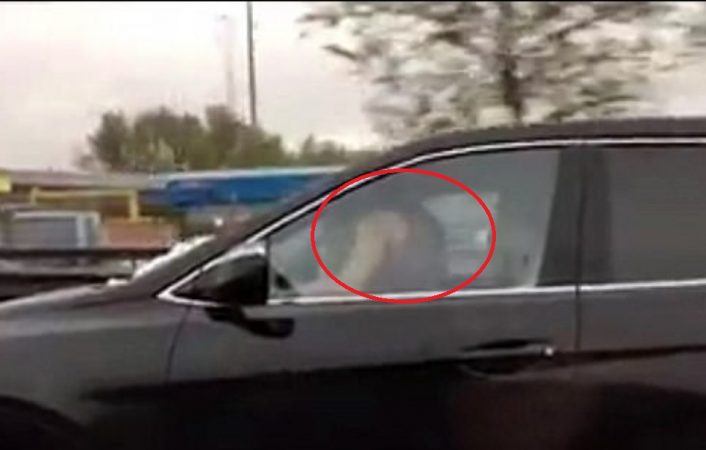 NUK PËRMBAHET ÇIFTI RUS/ Kryejnë marrëdhënie seksuale në autostradë gjatë ecjes me makinë (VIDEO)