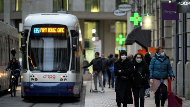 PËRHAPJA E VARIANTEVE TË REJA TË COVID-19/ Zvicra ndërmerr masa të reja, ja për çfarë bëhet fjalë