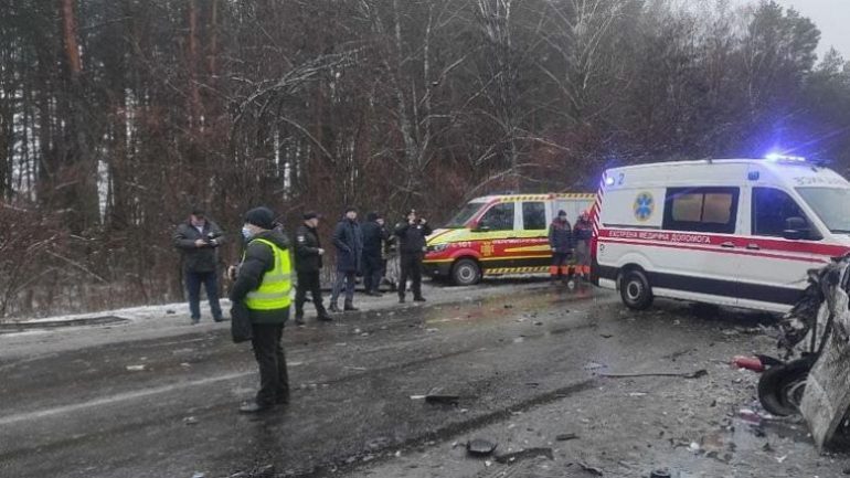 TRAGJEDI NË UKRAINË/ Minibusi përplaset me kamionin, të paktën 13 viktima