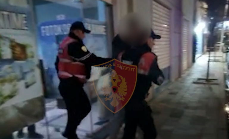 SEKUESTROHET DROGË DHE PAISJE LOJRASH FATI/ Arrestohen pronari dhe punonjësi i lokalit në Vlorë (VIDEO)