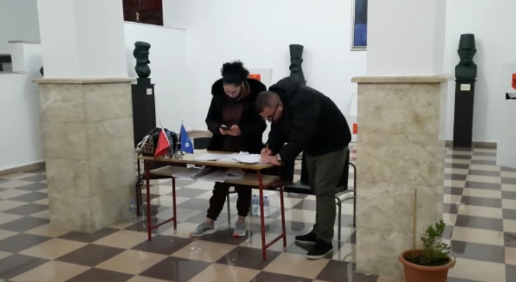 MBYLLET VOTIMI NË BERAT/ Ja si është votuar në referendumin për shkarkimin e Bashës në Skrapar e Dimal
