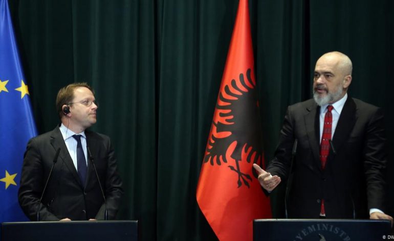 “OPEN BALKAN”/ Portali i familjes Berisha tërbohet me komisionerin Varhelyi: Po mbështet autokratët e Ballkanit