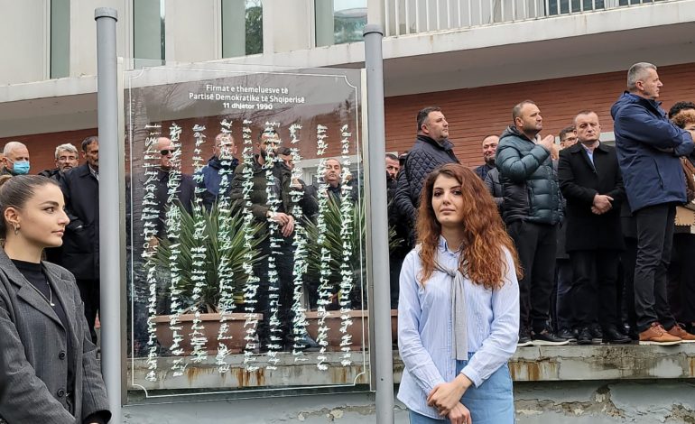 ZBULOHET MEMORIALI ME FIRMËTARËT THEMELUES/ Basha: Dalja nga tranzicion i stërzgjatur mbetet…