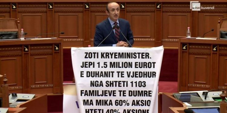 NDODH NË KUVEND/ Dash Sula var banderolën në foltore: Një ministër bleu xhup “Hermes” 13,200 euro në Bllok
