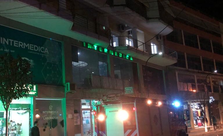 E RËNDË NË SARANDË/ Përfshihet nga zjarri apartamenti në katin e 4 të një pallati