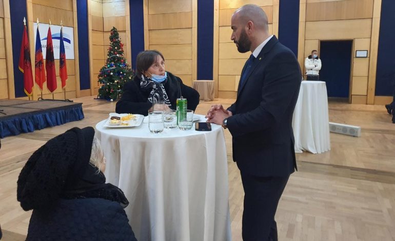 FESTAT E FUNDVITIT/ Policia e Shtetit gëzon me dhurata fëmijët e policëve të vrarë