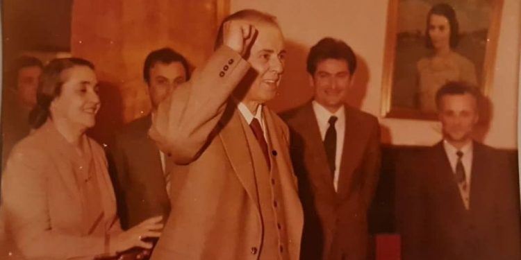 DEL PËR HERË TË PARË FOTO E BERISHËS ME ENVER HOXHËN/ Baze: PD duhet të ndjehet e turpëruar nga ky fosil…