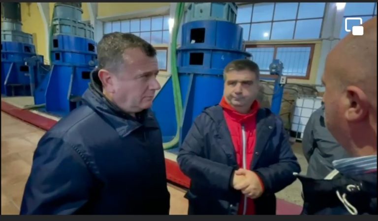 MOTI I KEQ/ Përmbytjet në Fier, Balla inspekton stacionin e pompimit në Darzezë