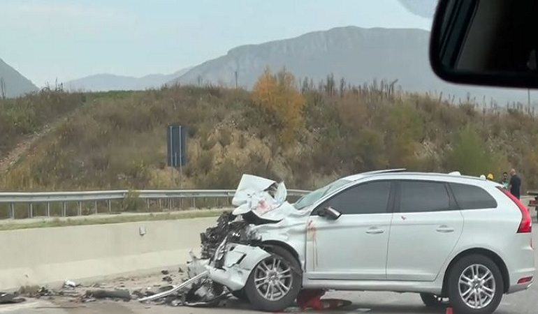 NDODH NË DURRËS/ 49-vjeçari humb kontrollin e mjetit, përplaset me trafikndarësen