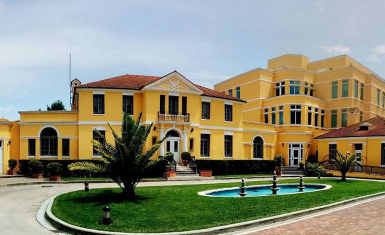 KRISHTLINDJET/ Ambasada e SHBA uron shqiptarët: Paçi gëzim dhe paqe në këtë sezon festash