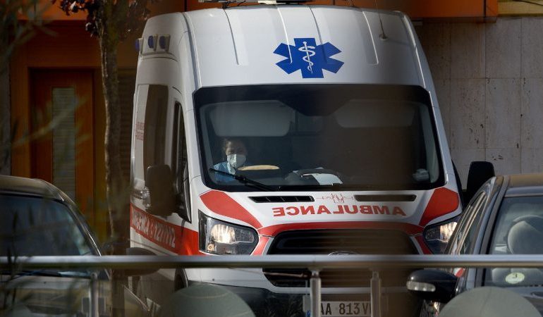 E RËNDË/ Makina përplas 10-vjeçarin te rrethrrotullimi në Kamzë, ja çfarë ndodhi me të miturin
