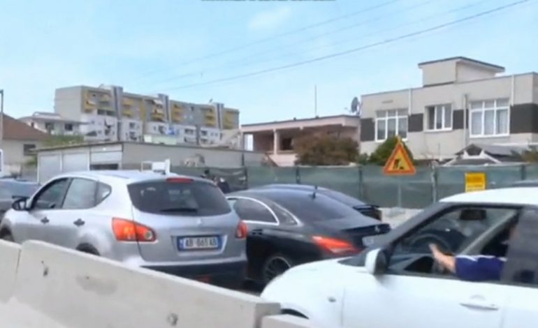 PUNIMI NË UNAZËN E RE/ Rëndohet trafiku nga Astiri në drejtim të pallatit me shigjeta