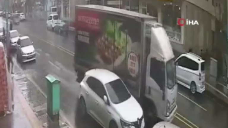 SHOFERI HARRON PA NGRITUR FRENAT E DORËS/ Kamionçina përplaset me 15 mjete të tjera në Turqi (VIDEO)