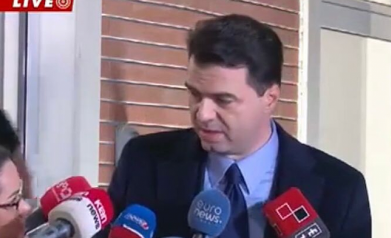 SITUATË E TENSIONUAR/ Militantët e Sali Berishës mblidhen në oborrin e PD, por ja çfarë bën BASHA