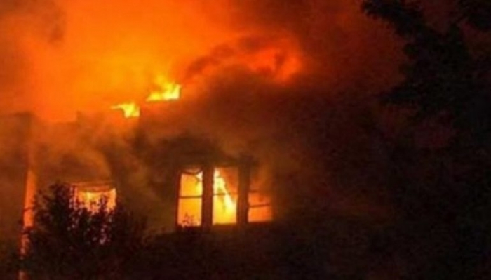 ZJARR NË POGRADEC/ Magazina me materiale drusore përfshihet nga flakët, çfarë thotë policia