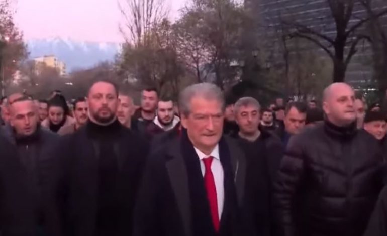 LIVE/ Ndiqni këtu protestën, e Sali Berishës para kryeministrisë