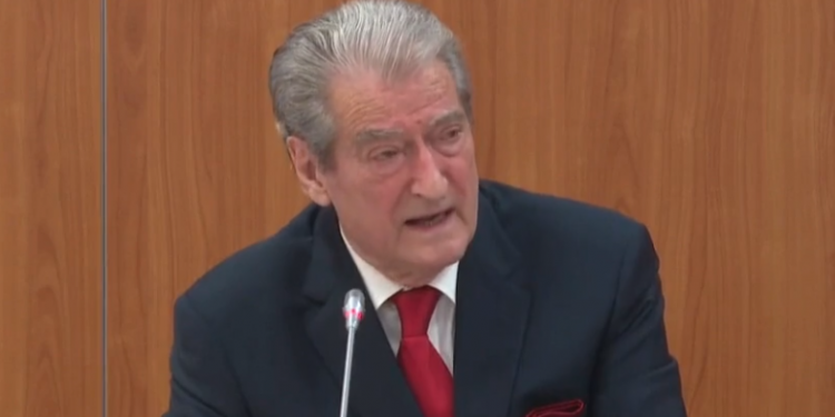 “KEMI NJË PROBLEM”/ Berisha tregon se ku do të mblidhet Kuvendi i 11 Dhjetorit: S’ka më delegatë në lulishte…