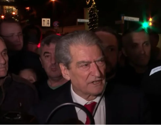 “KËRCËNON” BASHËN/ Berisha: Do mbajë përgjegjësi shembullore, nëse nuk më hap rrugë. Unë jam…