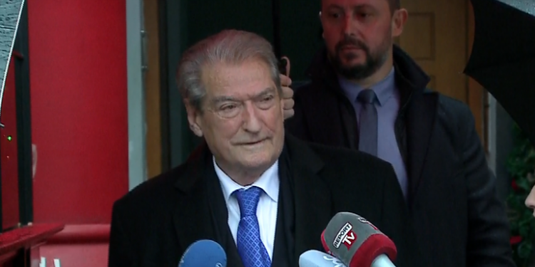 KUVENDI/ Berisha flet sapo del nga shtëpia: Basha është një i pakallur, selia është e partisë