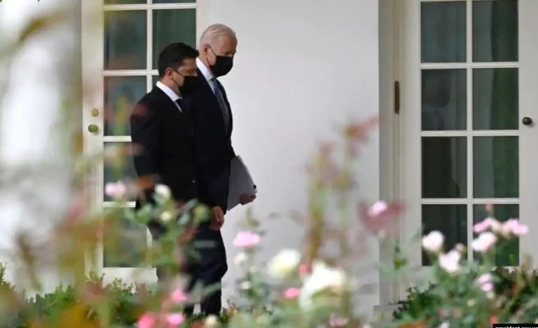 PRAPASKENAT E TELEFONATËS 90 MINUTËSHE/ Biseda e ashpër Biden-Zelenskiy që shqetësoi Ukrainën, por jo vetëm