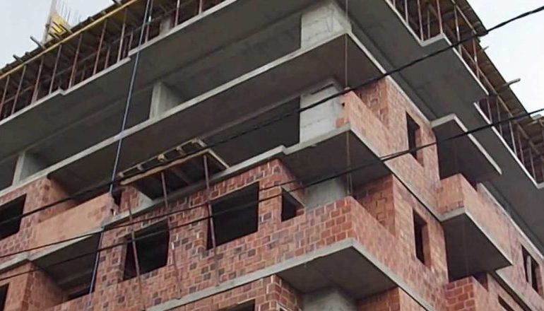 E RËNDË/ Bie nga lartësia e pallatit ku po punonte, humb jetën 35-vjeçari në Tiranë