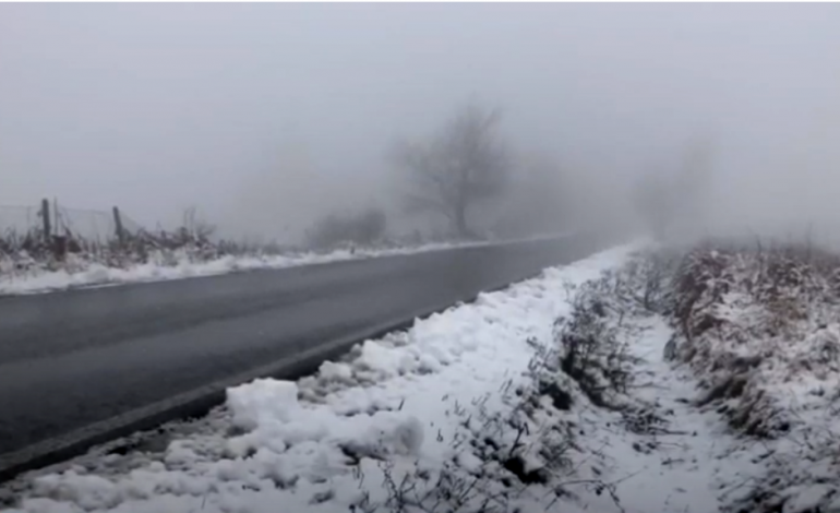 MOTI I KEQ/ Vijojnë reshjet e borës në zonat malore në Korçë, trashësia deri në 60 cm. Ndërprerje energjie…