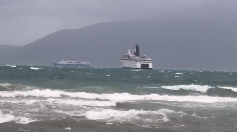 E RËNDË NË DURRËS/ Moti i keq, trageti përplaset me kalatën, shtyhet udhëtimi për në Bari