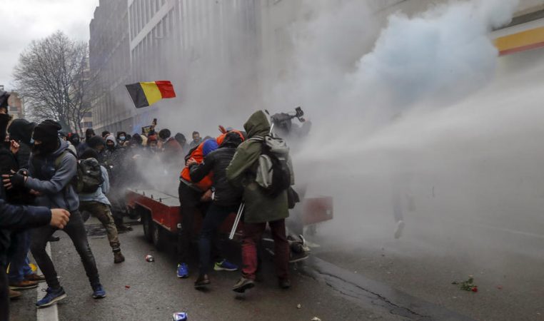 NISIN PROTESTAT MASIVE NË BRUKSEL/ Qytetarët në këmbë kundër masave anti-Covid, plas dhuna me policinë