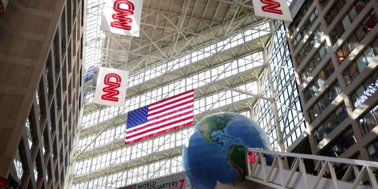 CNN SHKARKON GAZETARIN E NJOHUR/ Ndihmoi vëllanë i cili përballej me akuza për ngacmim seksual