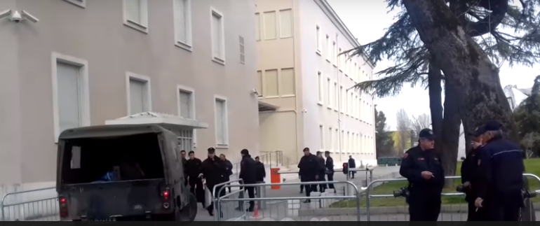 PROTESTA KUNDËR ARDHJES SË VUÇIÇ/ “Blindohet” kryeministria, vendosen kangjella metalike