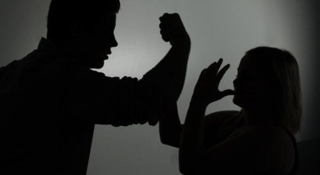 BURRI RREH GRUAN BRUTALISHT/ Pasi e dërgoi në spital gënjeu mjekët: Ra nga shkallët