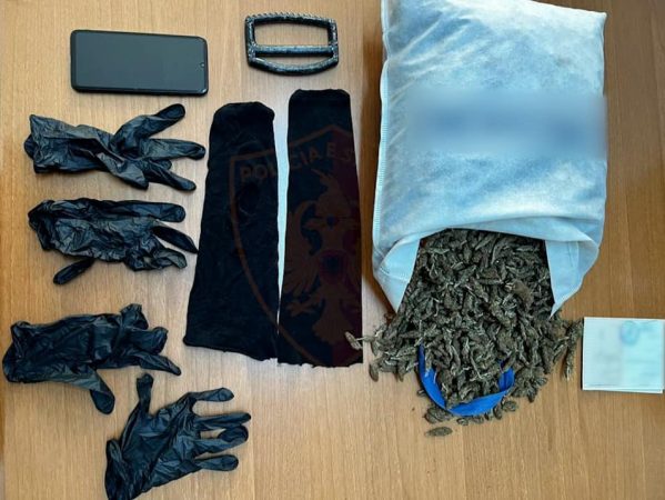 OPERACIONI “BALDUSHKU”/ Arrestohet 25-vjeçari në Tiranë dhe shpallet në kërkim bashkëpunëtori, lënda narkotike shitej me 700 € kg