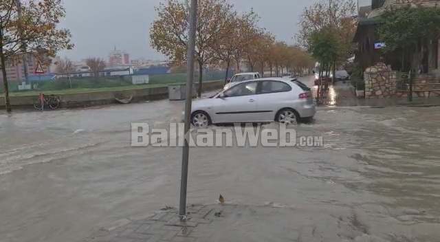 MOTI I KEQ/ Rrugë të përmbytura, disa zona pa energji, si paraqitet situata në disa qarqe të vendit