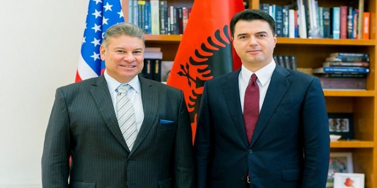ZBARDHEN DETAJE NGA TAKIMI/ Çfarë i tha Escobar kreut të PD për Berishën, listën e re me personat “non grata”