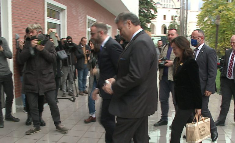 VIZITA NË TIRANË/ Zyrtari i lartë amerikan, Gabriel Escobar mbërrin në selinë e PD, takim me Bashën