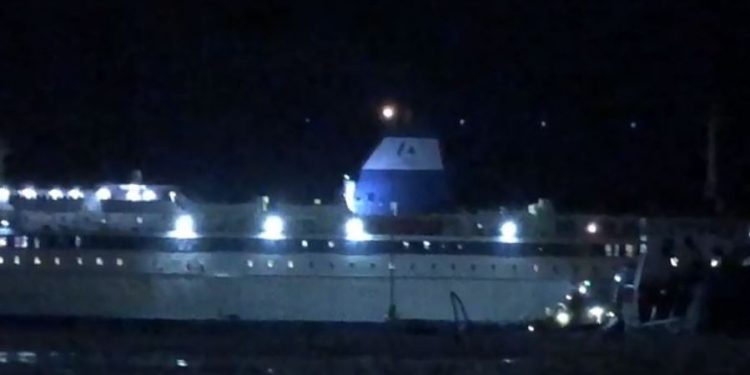 PËRFUNDON AVENTURA NË DET/ 118 pasagjerë të tragetit Vlorë-Brindizi zbresin në port
