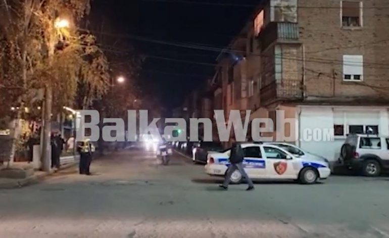 AKSIDENT NË KORÇË/ Makina përplas këmbësoren, autori largohet nga vendi i ngjarjes (VIDEO)