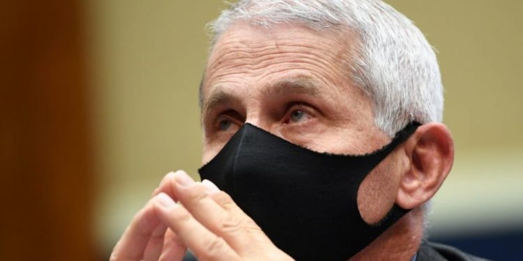 PARALAJMËRIMI i Faucit për rastat e fundvitit: Do ketë rritje të rasteve dhe infektime mes të vaksinuarve