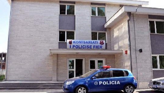 U KAP ME THIKË DHE DOREZA METALIKE/ Arrestohet 20-vjeçari në Fier (EMRI)