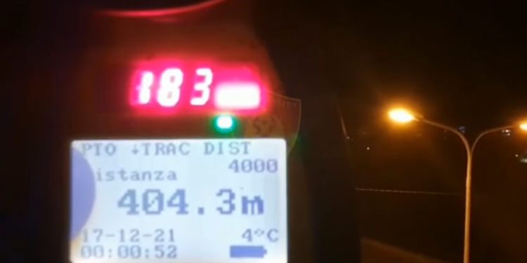 “SHPEJTËSI DHE ÇMENDURI”/ Policia kap shoferin, qarkullonte me 183 km/h në Sauk. I pezullohet leja e drejtimit