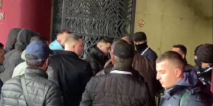 ÇFARË NDODHI? Djali i Sokoll Olldashit s’lejohet t’i bashkohet punimeve të Kuvendit të Berishës. Nuk futet…