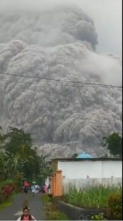 SHPËRTHIMI I VULLKANIT NË ISHULLIN JAVA NË INDONEZI/ 1 viktimë dhe 41 të plagosur. Hiri vullkanik mbulon zonën (VIDEO)